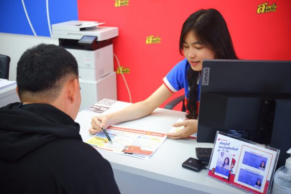 พนักงานแนะนำเอกสารให้ลูกค้า 1 1